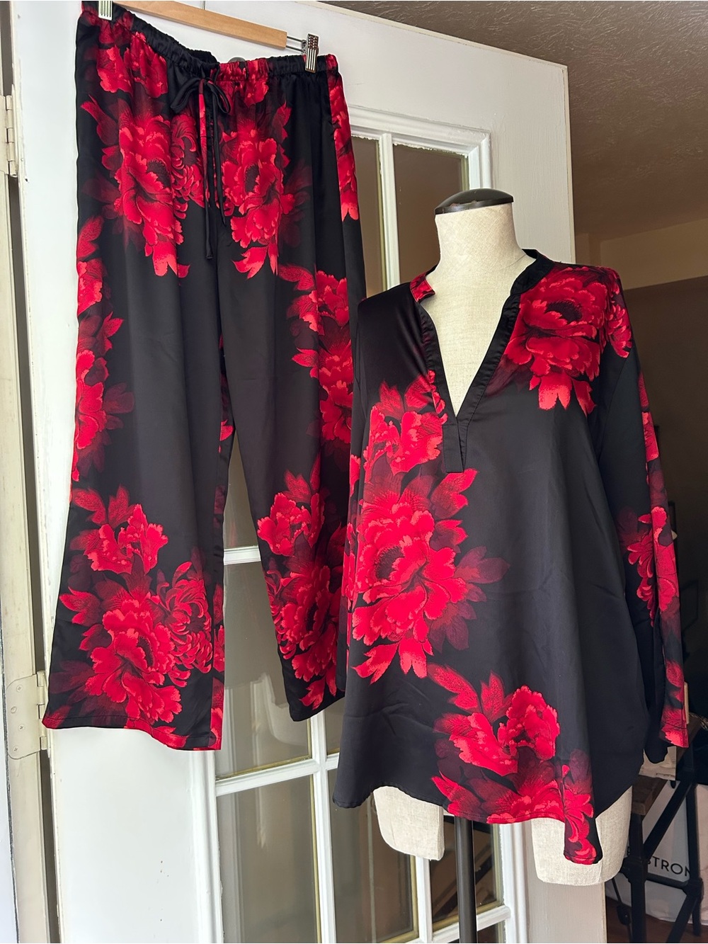 N by Natori Black and red floral print lounge set.